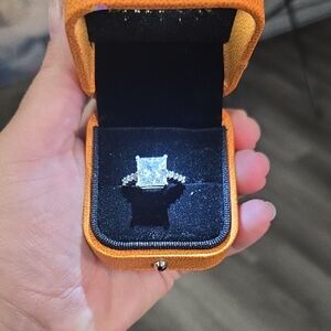 Stunning Sateur Princess Cut Moissanit Ring